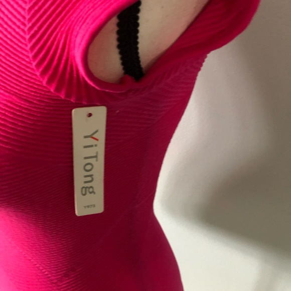 SOLD 🌺🌺🌺 FUNNEL NECK SHORT SLEEVES STRETCHY TOP - Picture 4 of 8